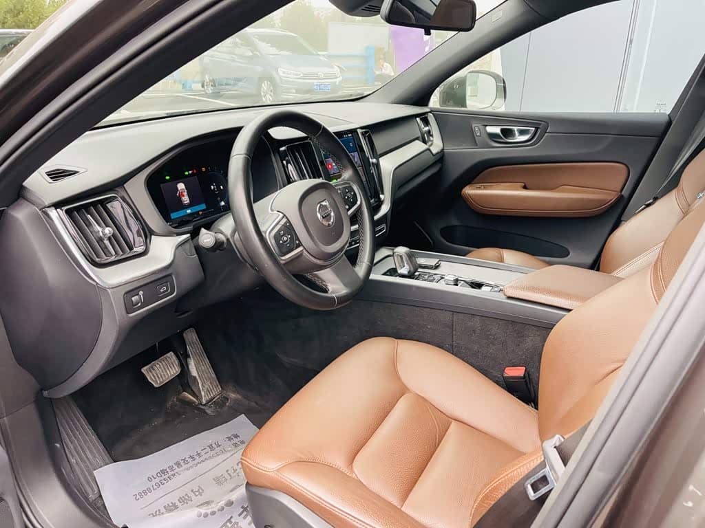 Volvo XC60 2021 — Фото 10/20