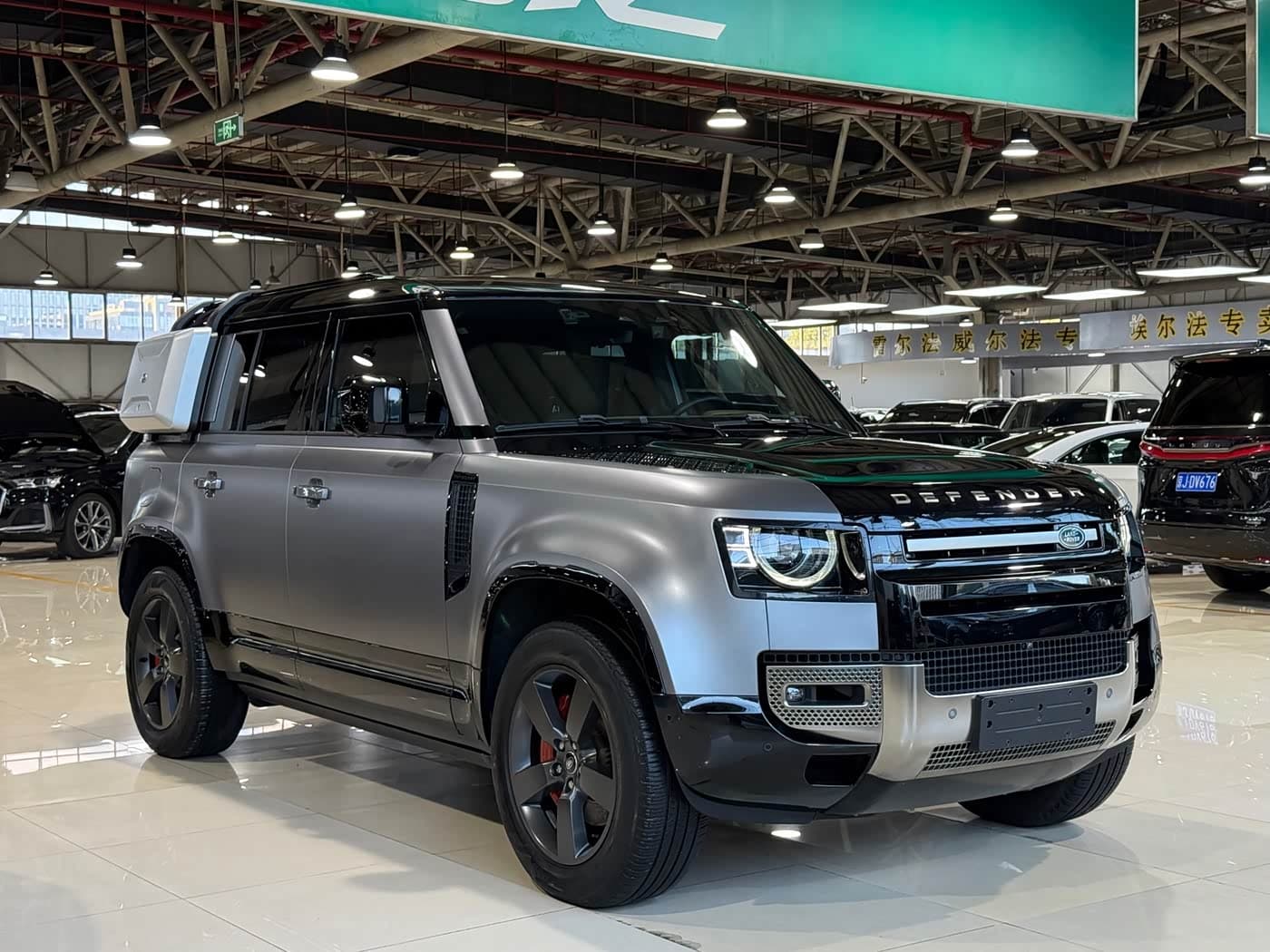 Land Rover Defender 2023 — Фото 3/20