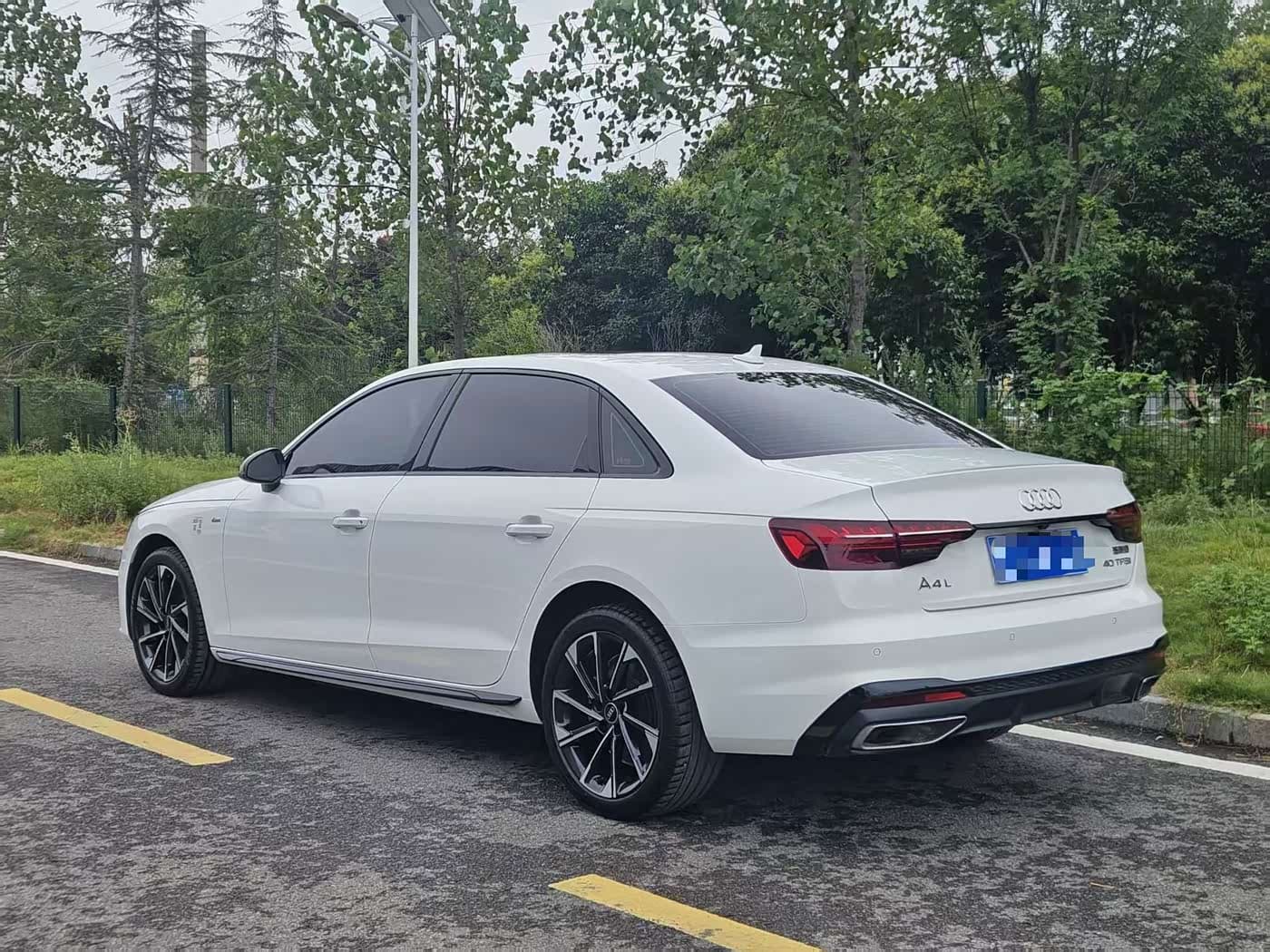 Audi A4L 2023 — Фото 10/10