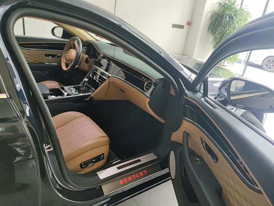 Bentley Flying Spur 2022 — Фото 8/12