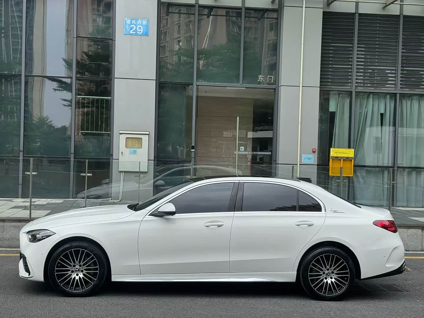 Mercedes-Benz C-Class 2025 — Фото 3/13