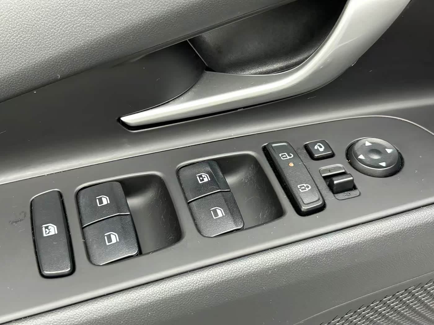 Hyundai Elantra 2023 — Фото 10/20