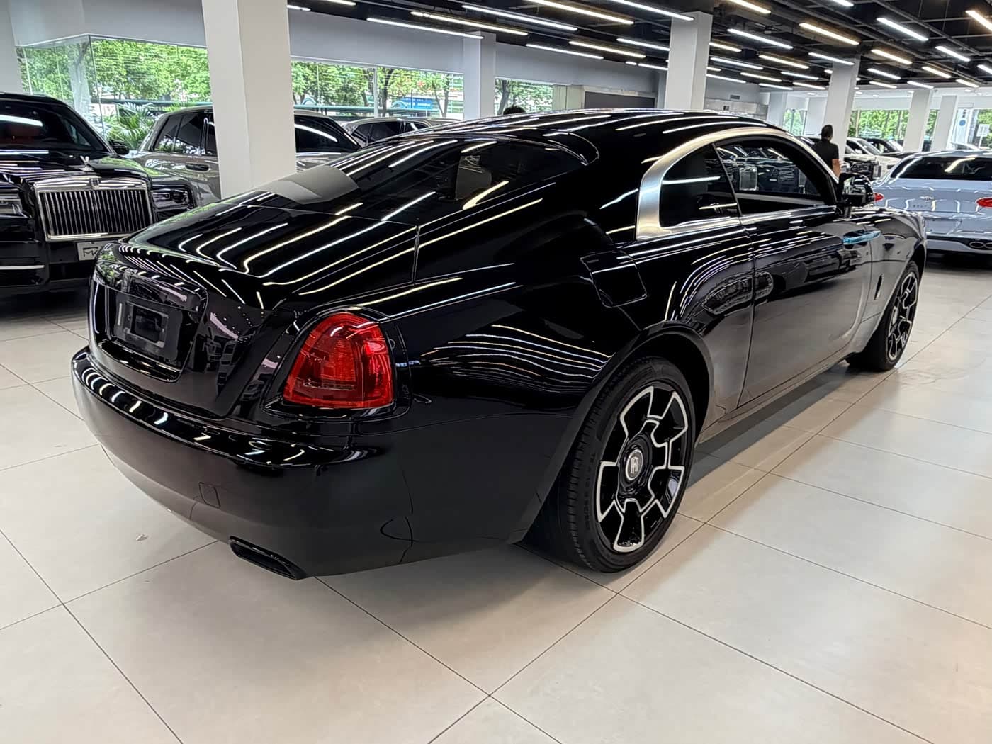 Rolls-Royce Wraith 2017 — Фото 15/15