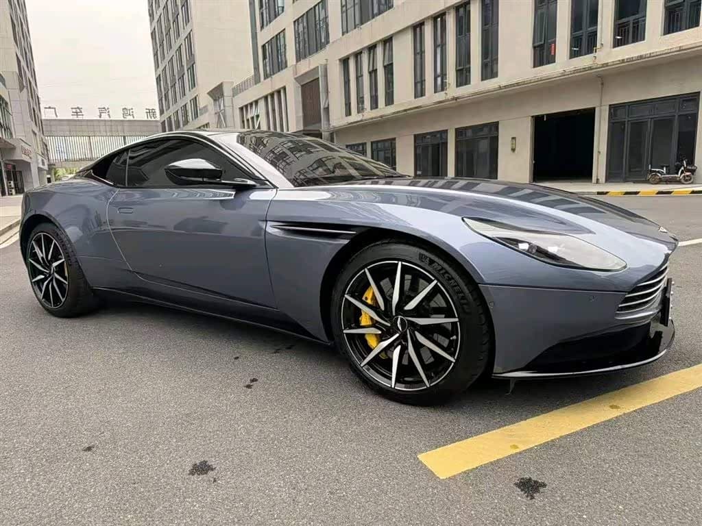 Aston Martin DB11 2020 — Фото 3/9