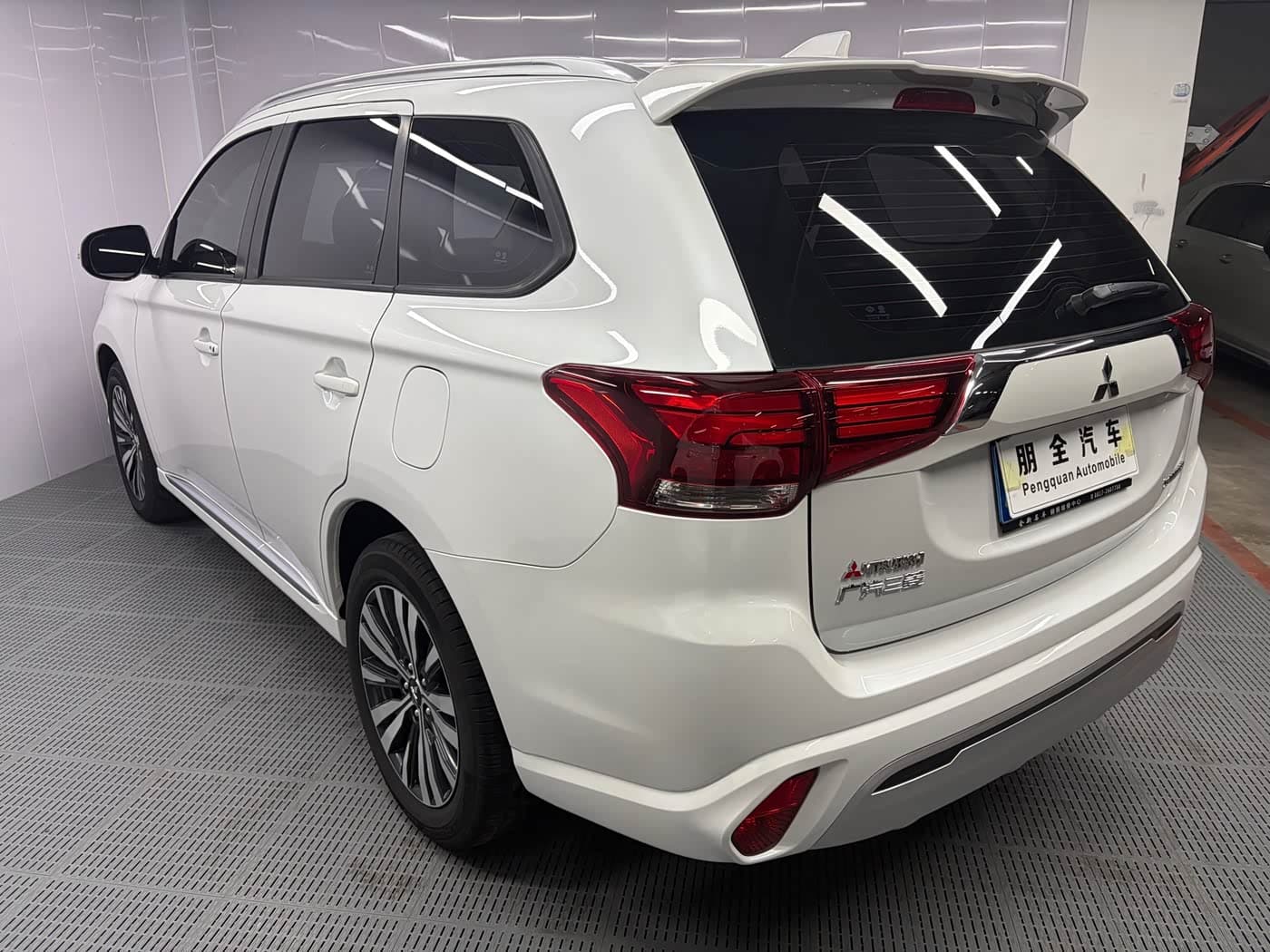 Mitsubishi Outlander 2022 — Фото 17/18