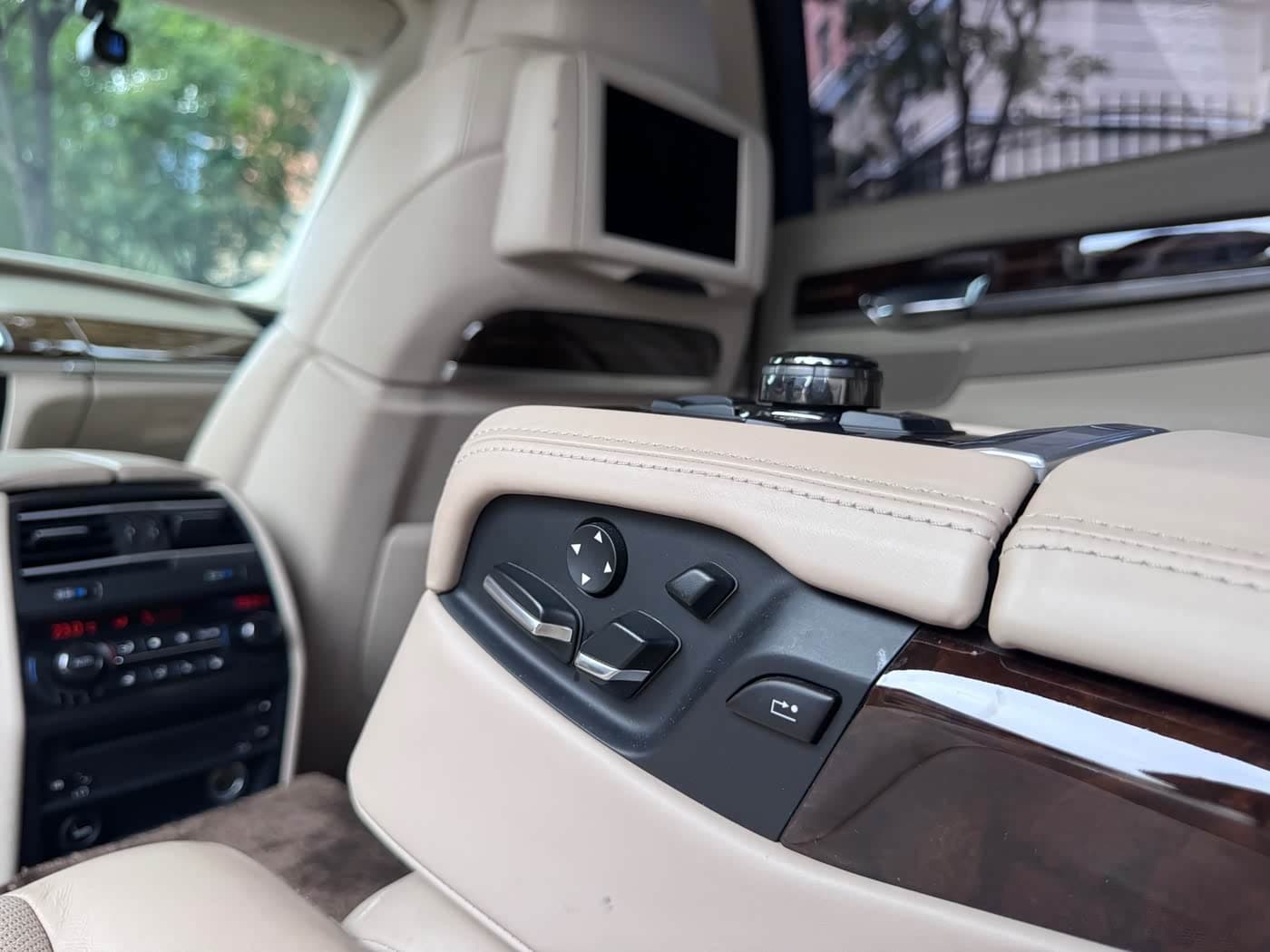 BMW 7 Series 2012 — Фото 12/20