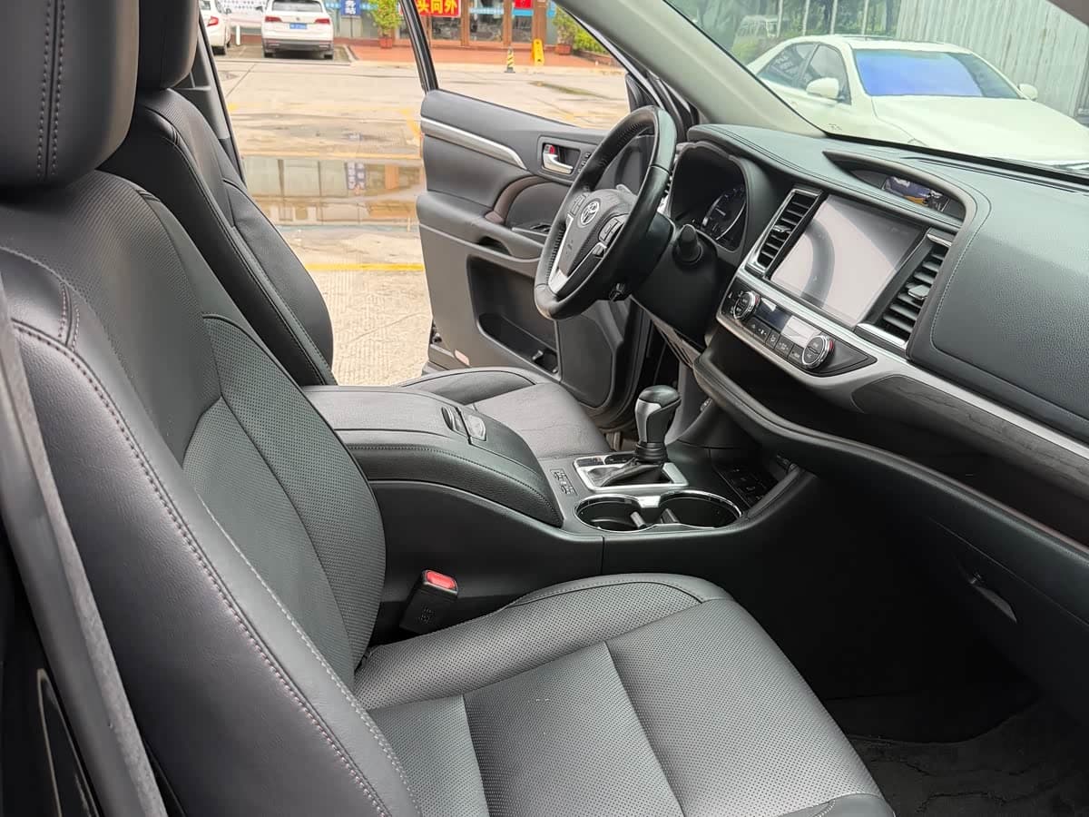 Toyota Highlander 2018 — Фото 11/13