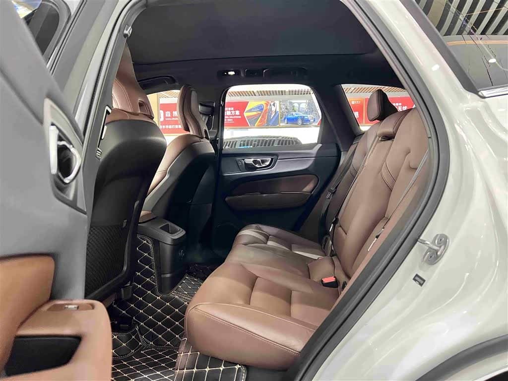 Volvo XC60 Plug-in Hybrid 2023 — Фото 12/20
