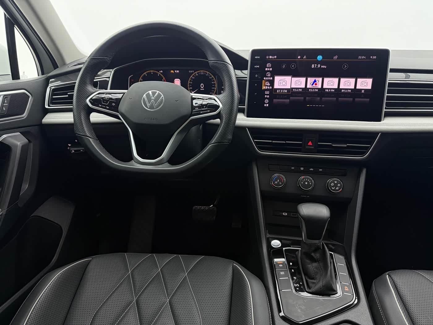 Volkswagen Tiguan L 2022 — Фото 12/20
