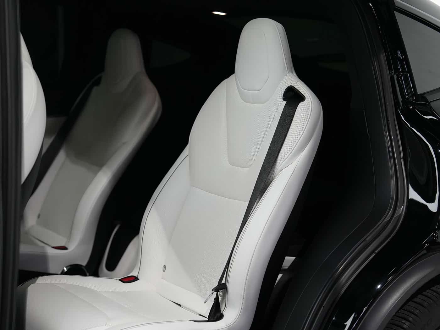 Tesla Model X 2023 — Фото 19/20