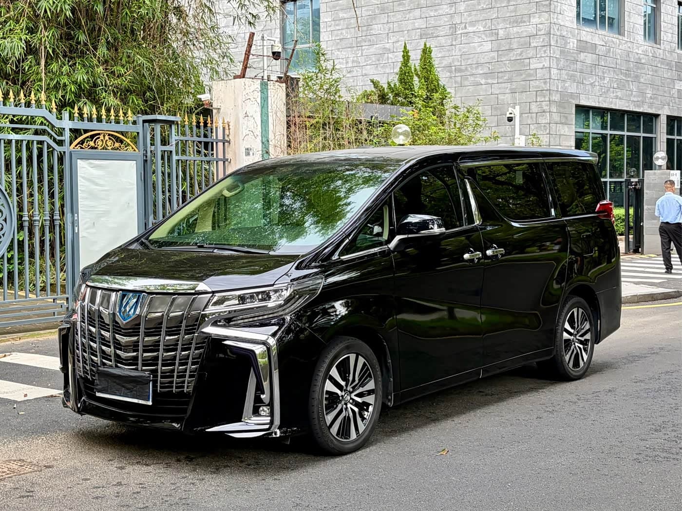 Toyota Alphard 2019 — Фото 1/20