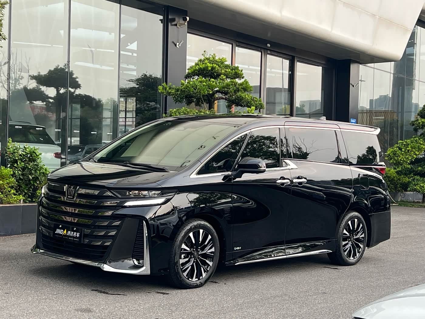 Toyota Vellfire 2024 — Фото 1/10