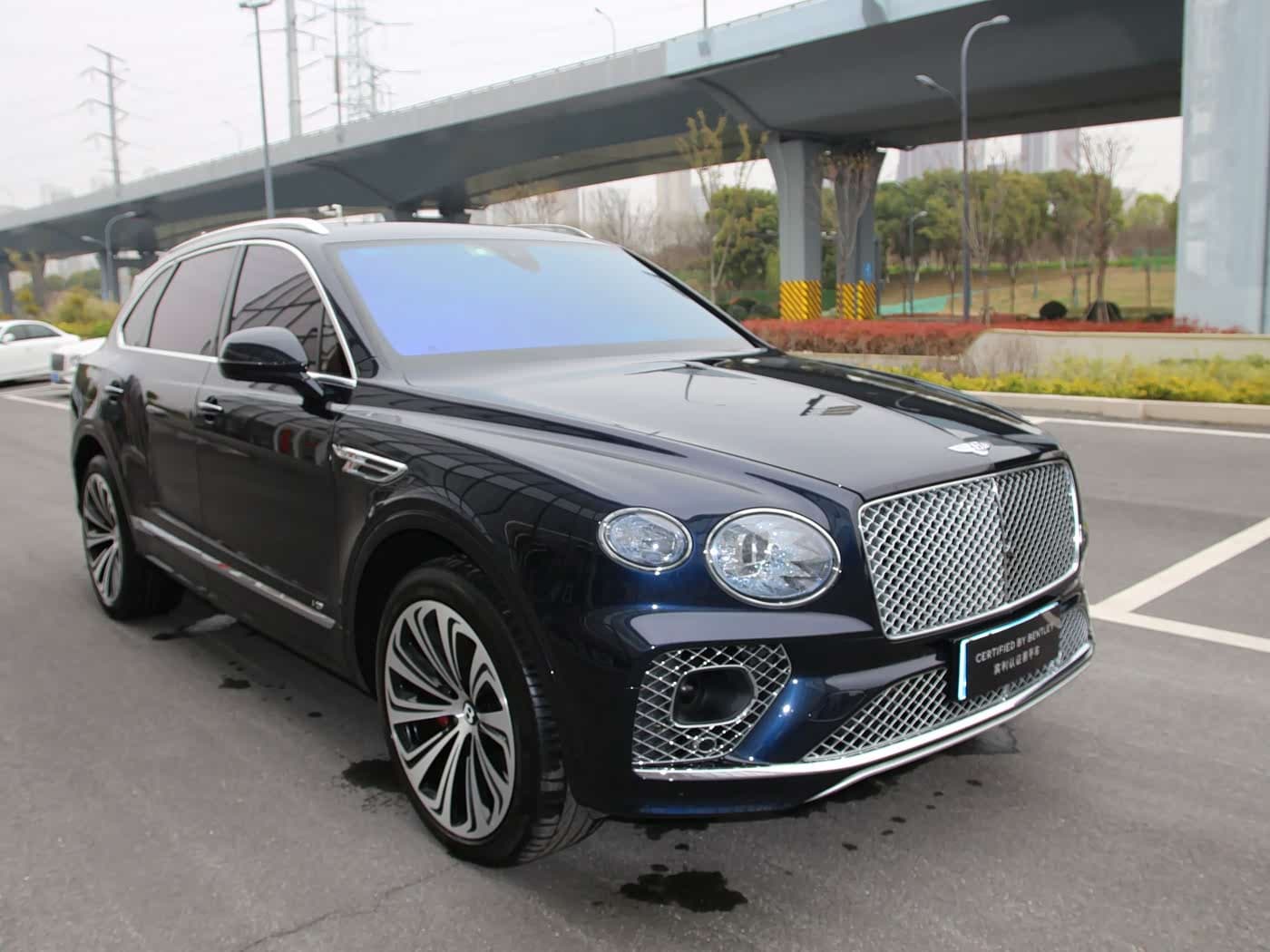 Bentley Bentayga 2022 — Фото 8/14
