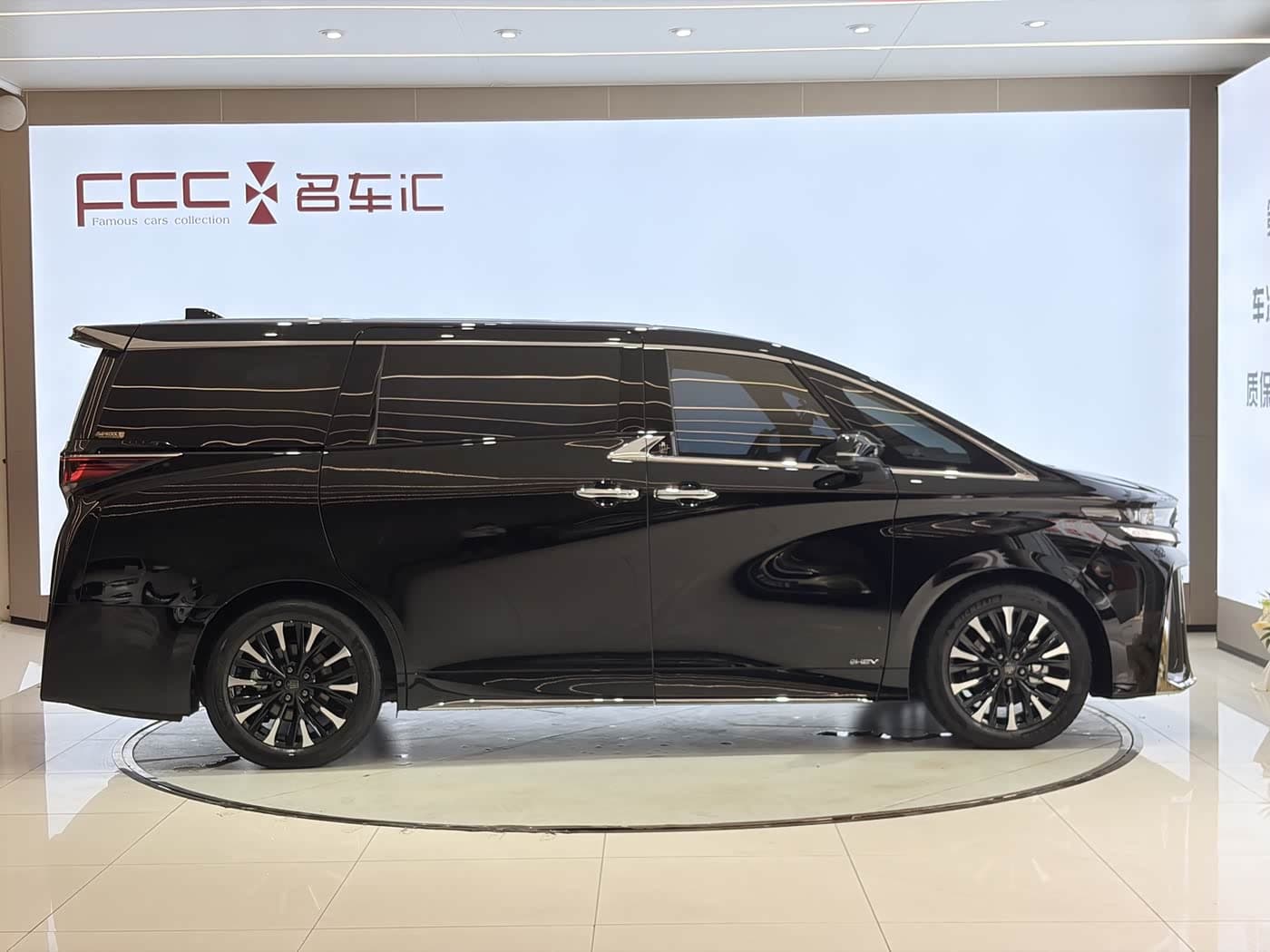 Toyota Vellfire 2025 — Фото 4/20