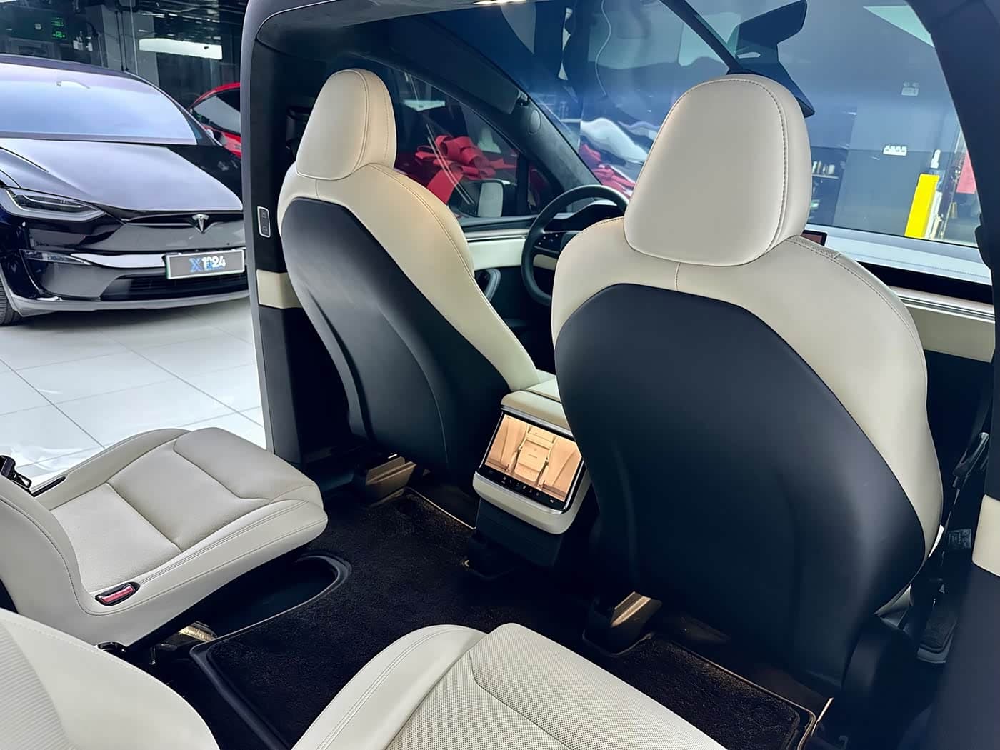Tesla Model X 2024 — Фото 11/17