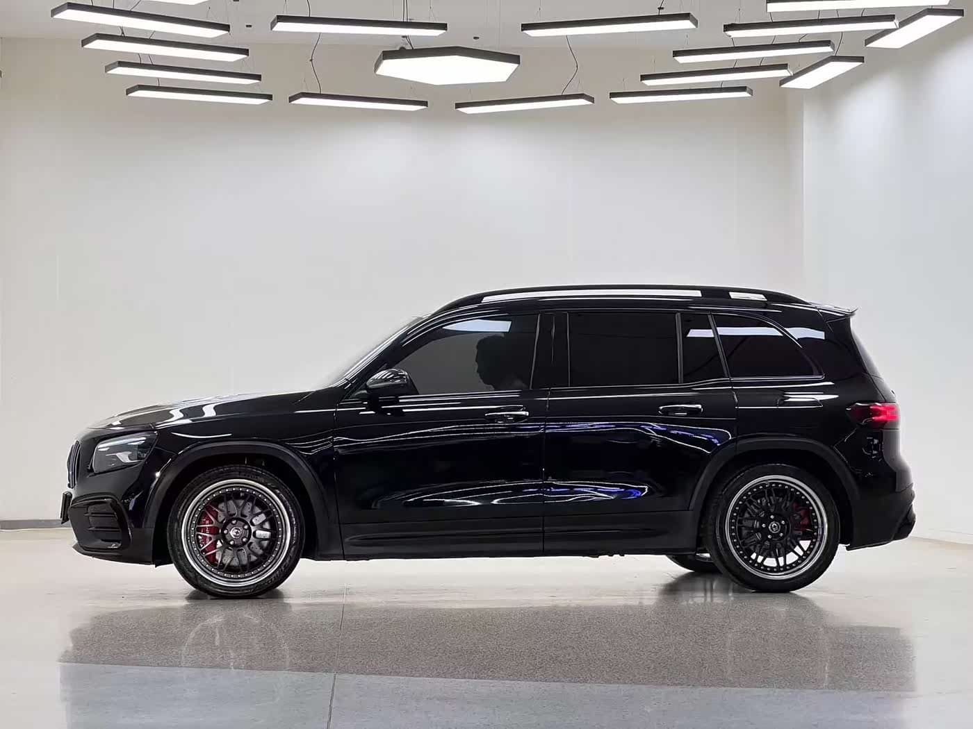 Mercedes-Benz GLB AMG 2024 — Фото 4/20