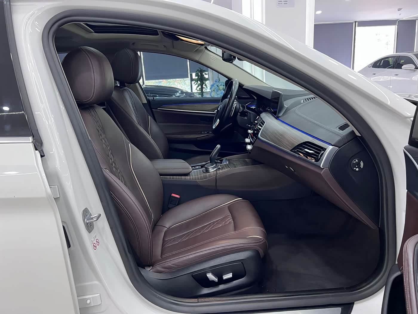 BMW 5 Series 2019 — Фото 10/20