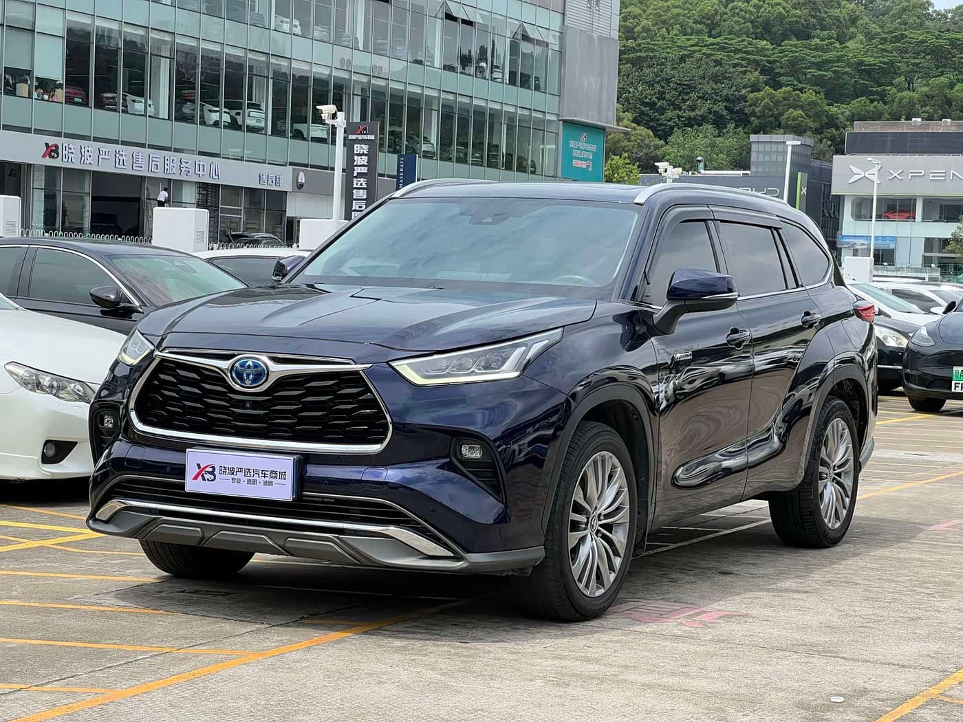 Toyota Highlander 2021 — Фото 1/18