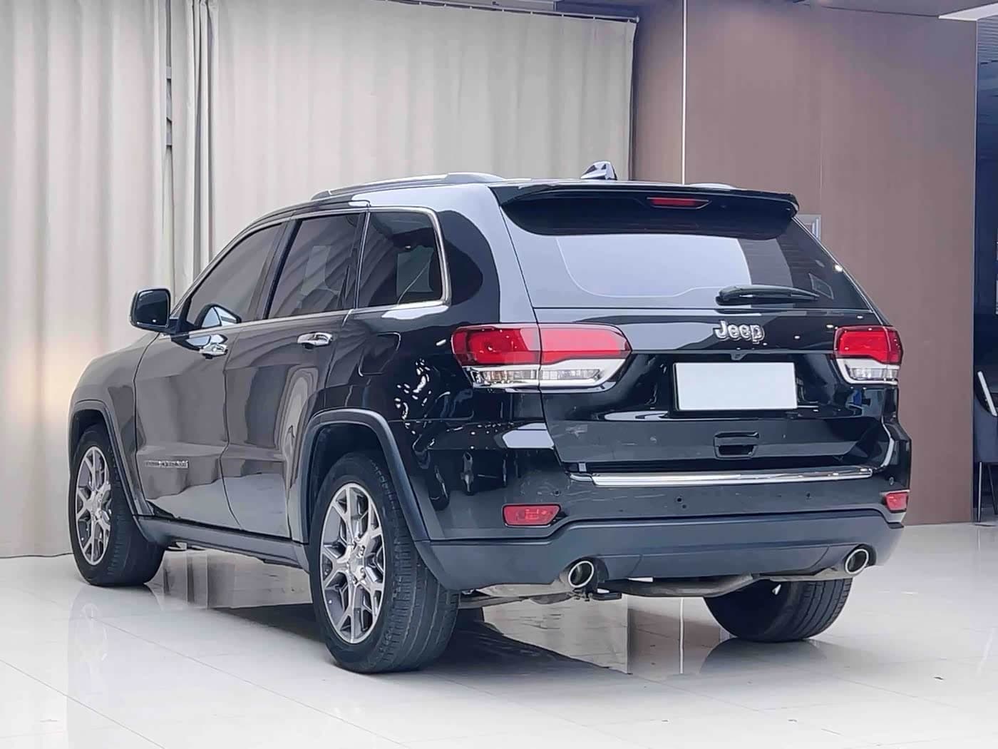 Jeep Grand Cherokee 2021 — Фото 16/17