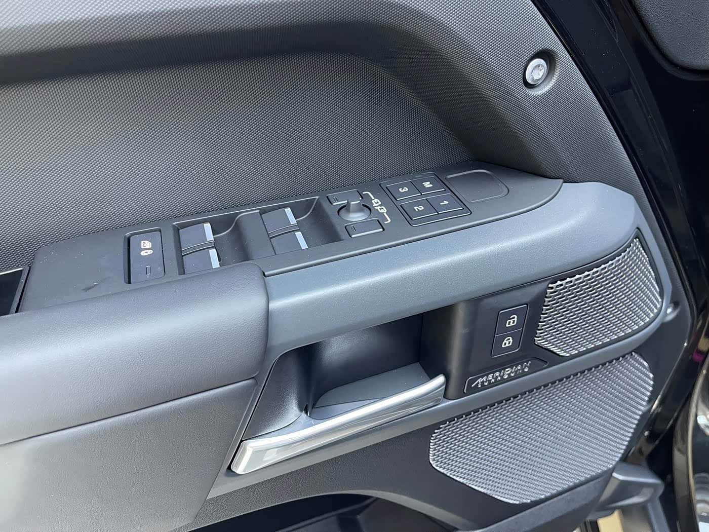 Land Rover Defender 2024 — Фото 16/20