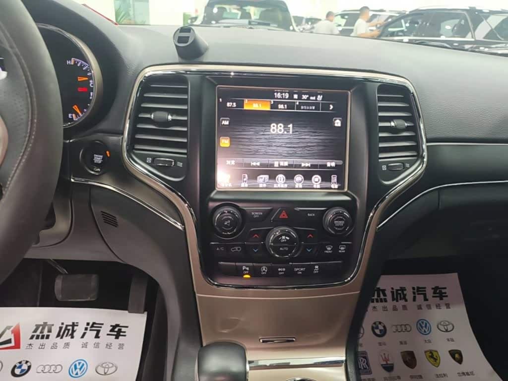 Jeep Grand Cherokee 2018 — Фото 13/20