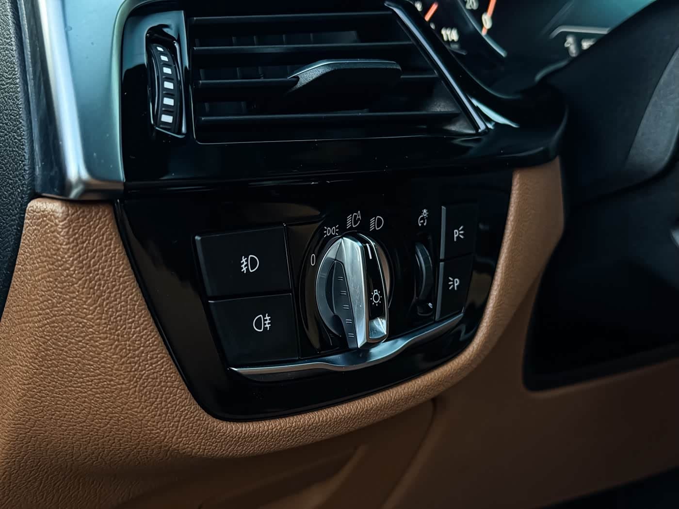 BMW 5 Series 2018 — Фото 10/20