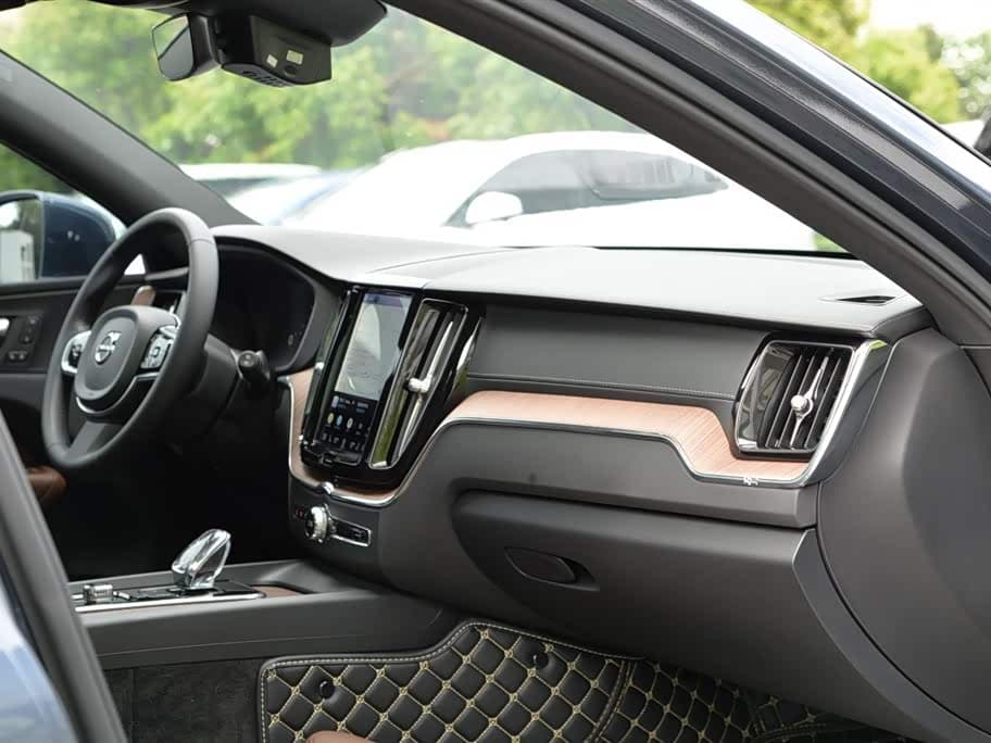 Volvo XC60 2023 — Фото 13/16