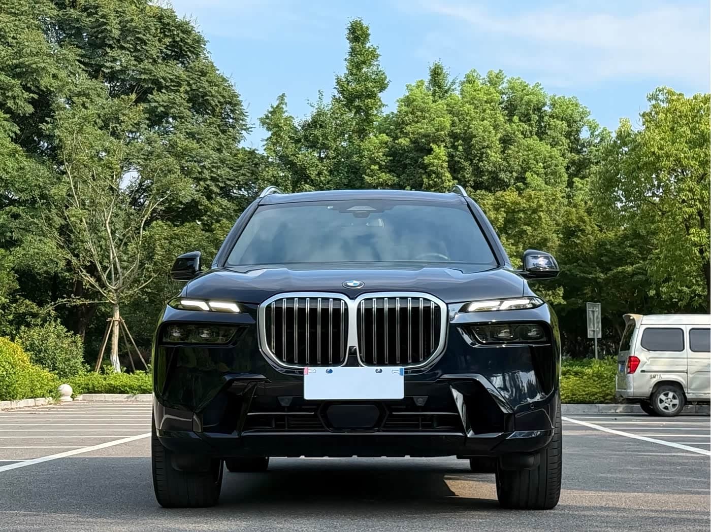BMW X7 2023 — Фото 2/20