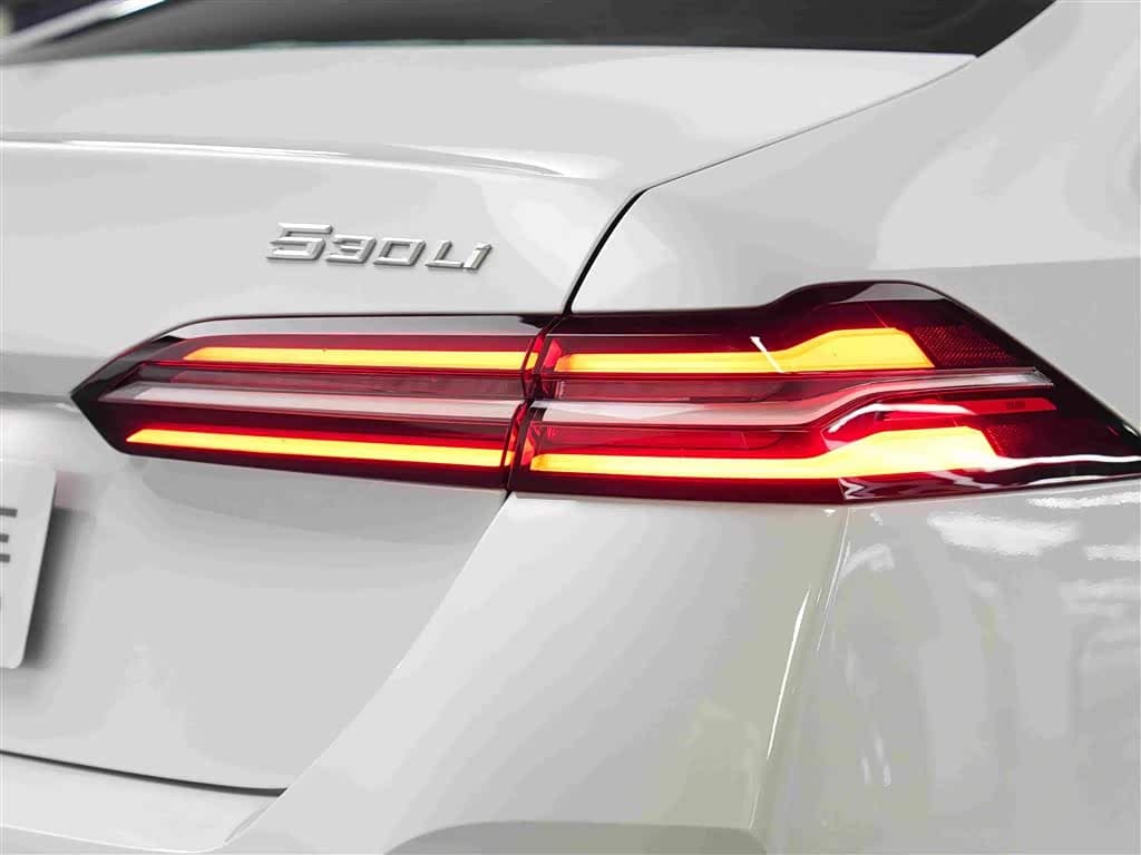 BMW 5 Series 2025 — Фото 13/14