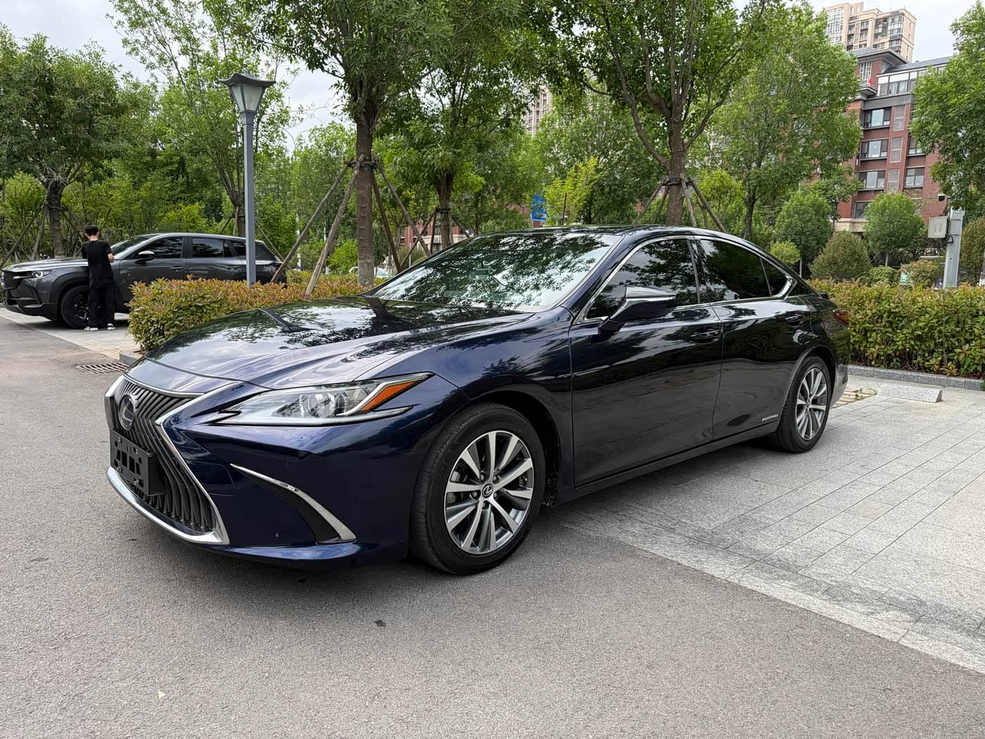 Lexus ES 2021 — Фото 1/13