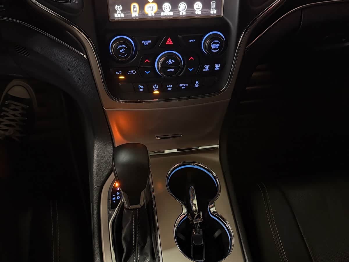 Jeep Grand Cherokee 2017 — Фото 15/16