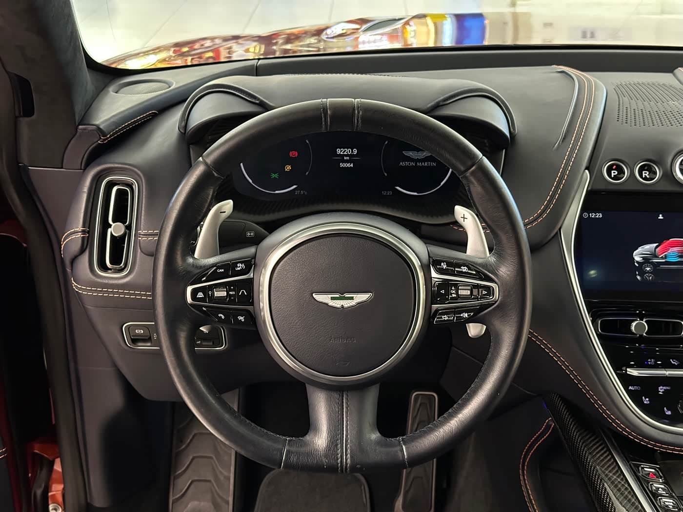 Aston Martin DBX 2021 — Фото 17/20