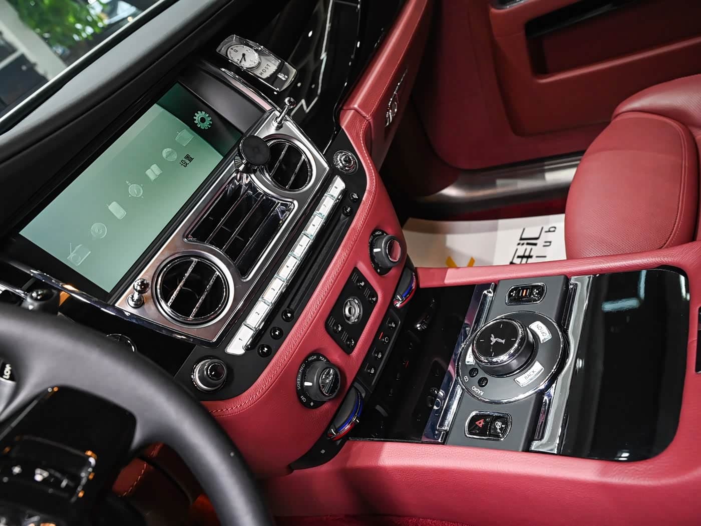 Rolls-Royce Ghost 2015 — Фото 12/20