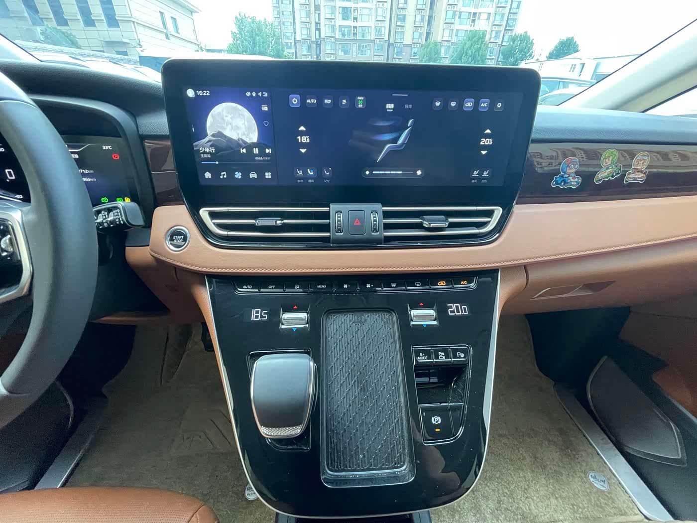 Hongqi HQ9 PHEV 2025 — Фото 17/20