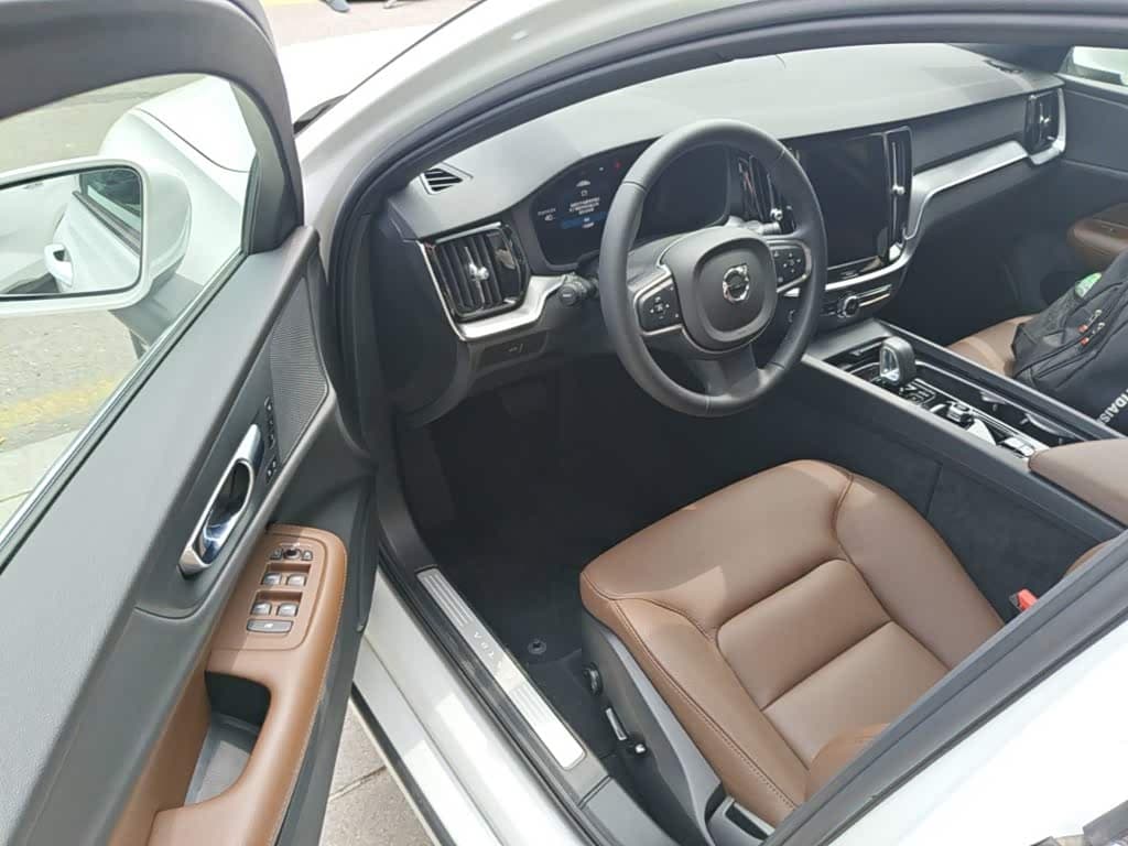 Volvo S60 2025 — Фото 12/20