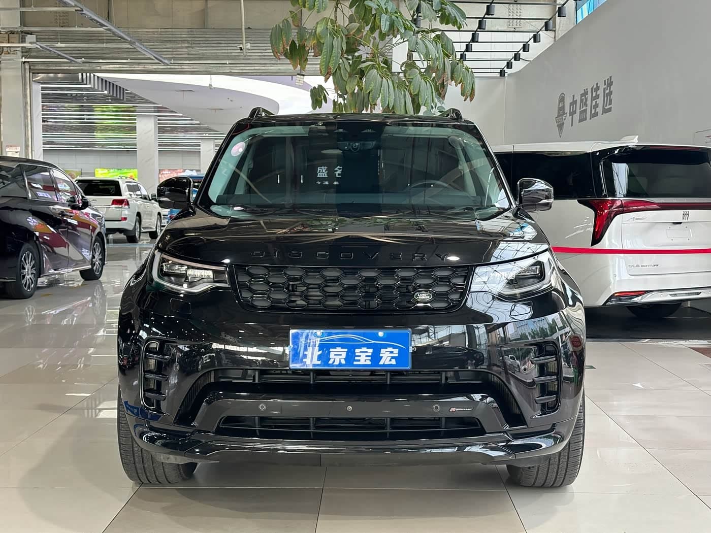 Land Rover Discovery 2023 — Фото 2/20