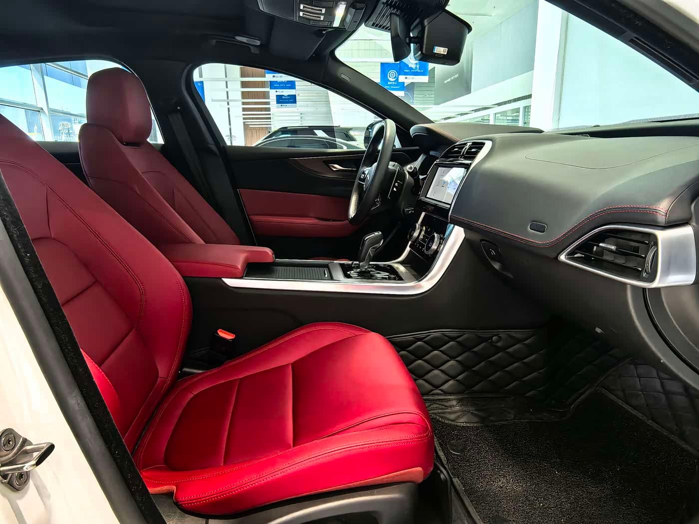 Jaguar XEL 2023 — Фото 8/19