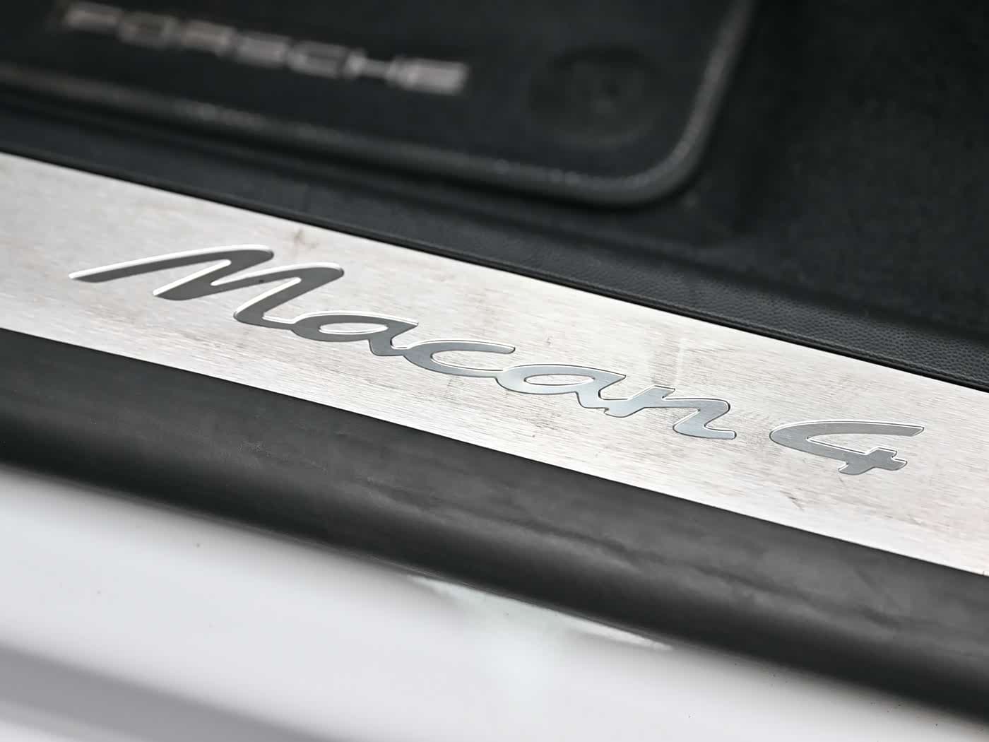 Porsche Macan EV 2025 — Фото 12/15