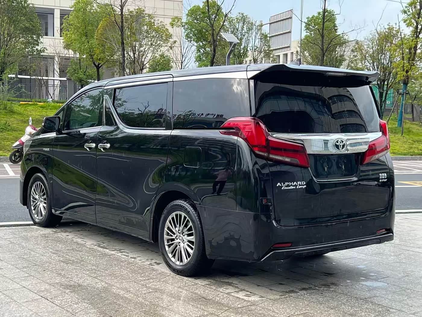 Toyota Alphard 2023 — Фото 5/9
