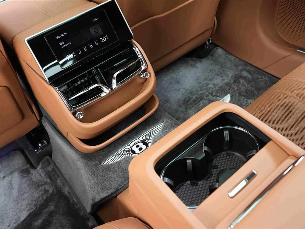 Bentley Flying Spur 2024 — Фото 18/20