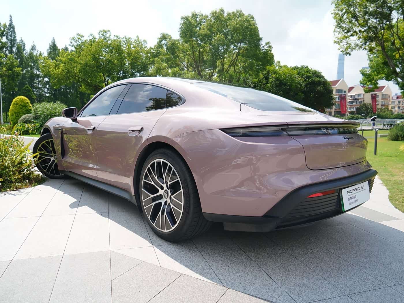 Porsche Taycan 2021 — Фото 18/19
