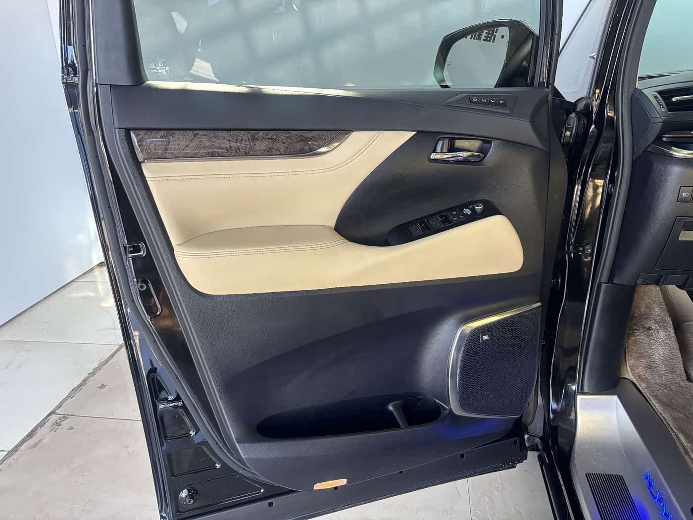 Toyota Alphard 2023 — Фото 10/20