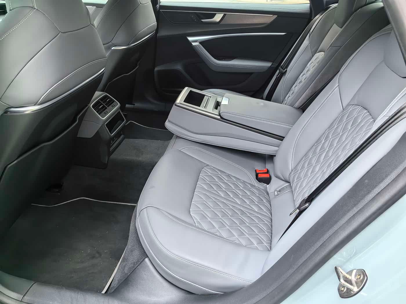 Audi A7L 2025 — Фото 4/10
