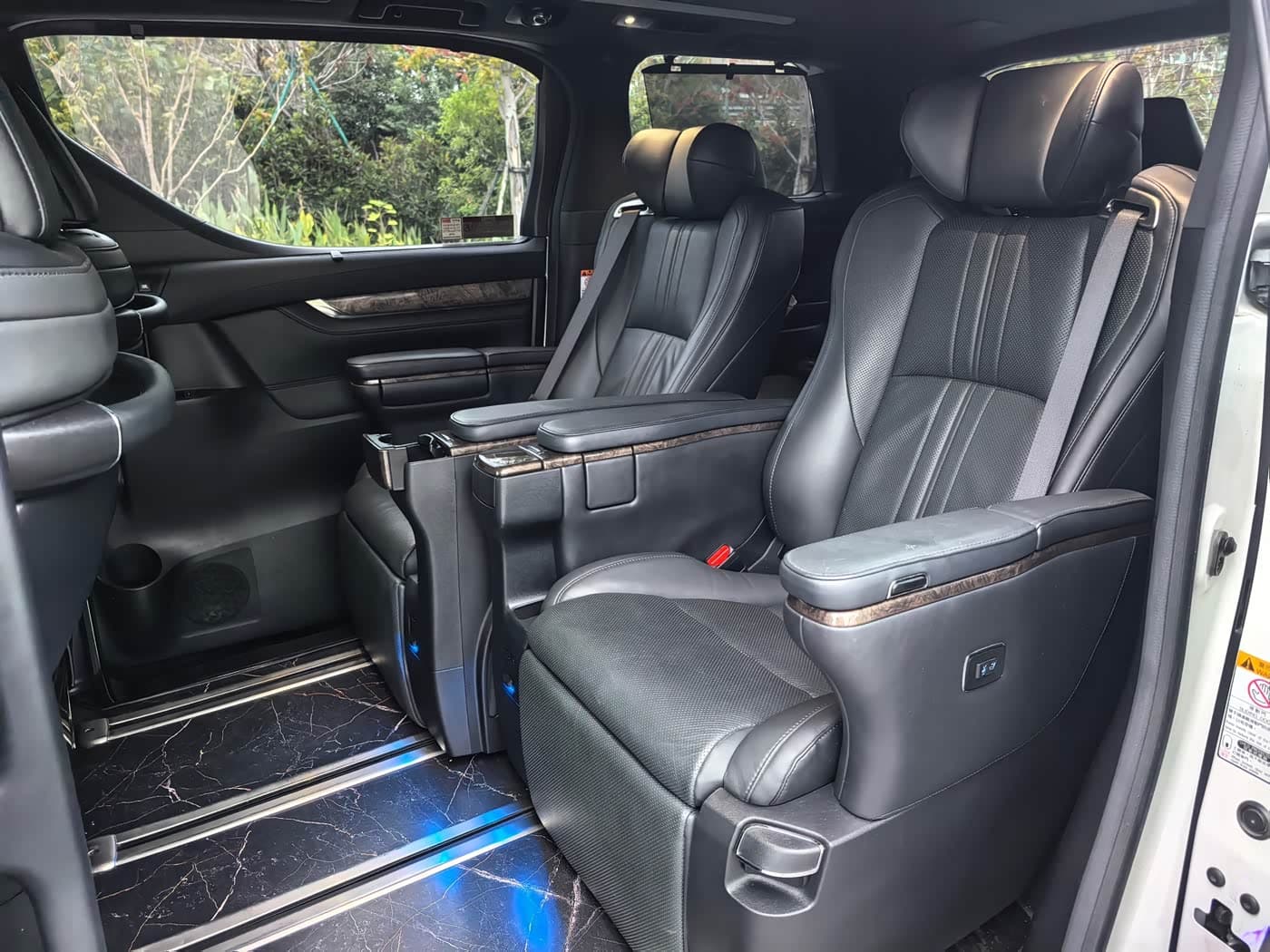 Toyota Alphard 2023 — Фото 10/17