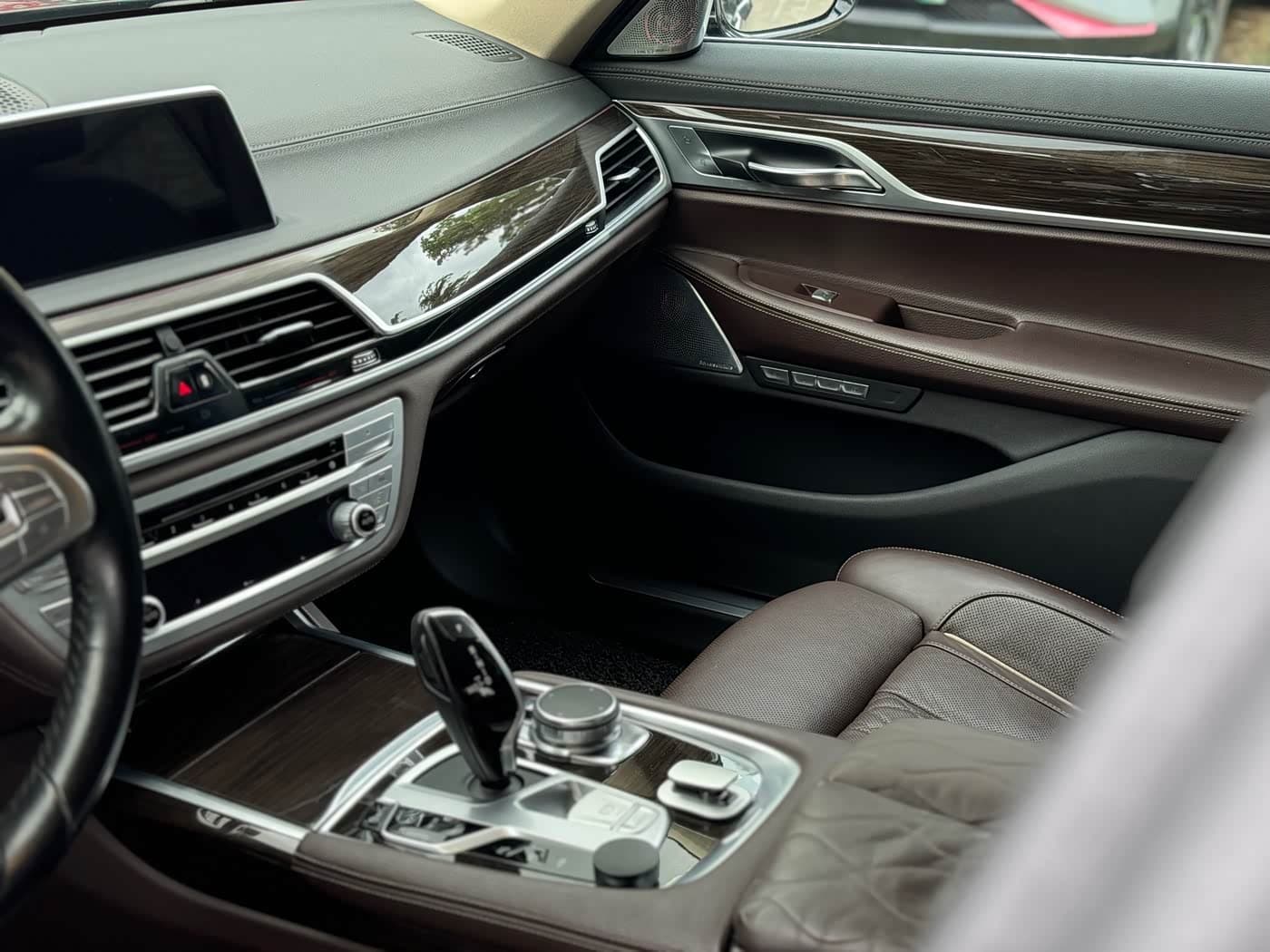 BMW 7 Series 2017 — Фото 17/20
