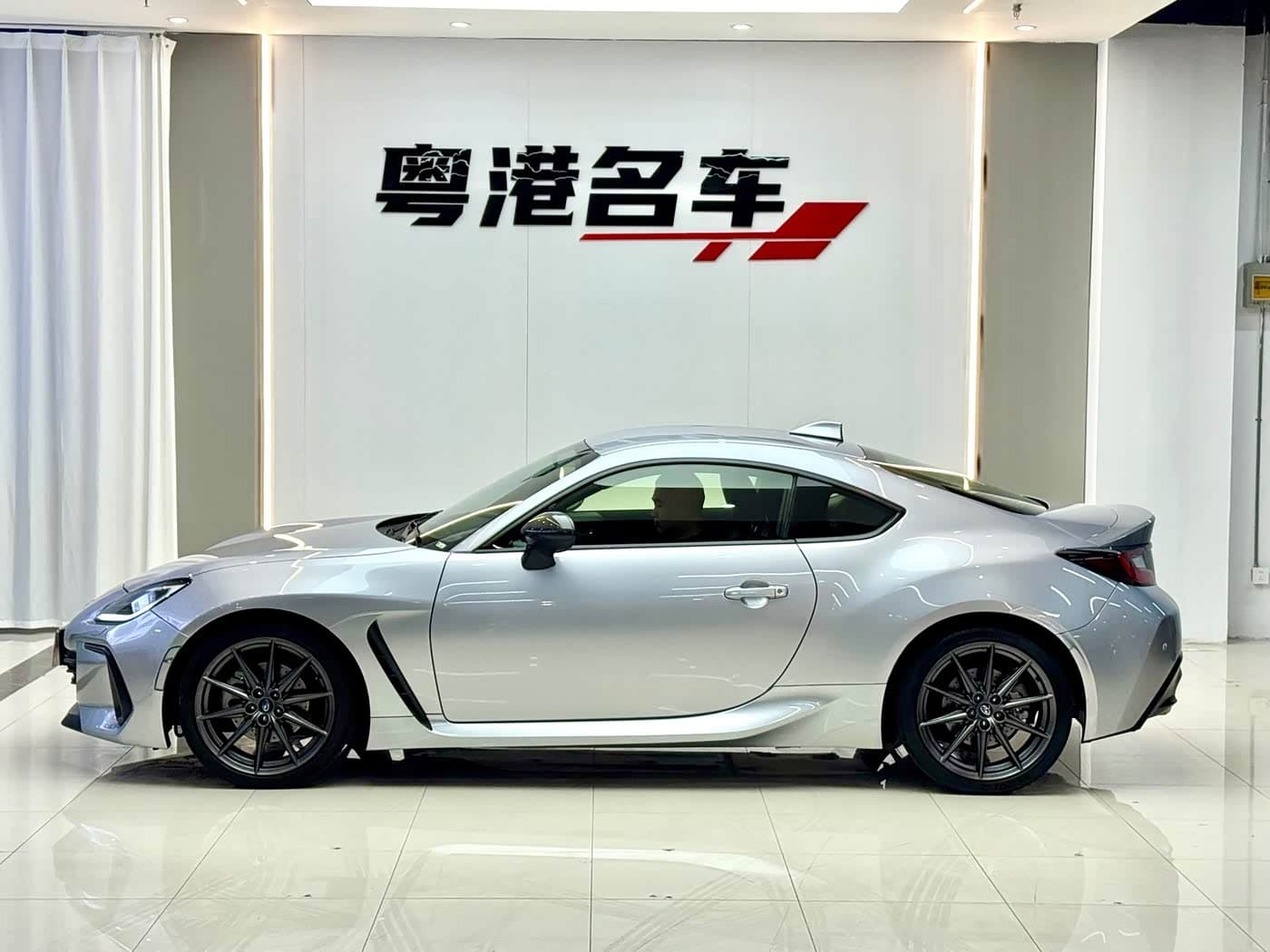 Subaru BRZ 2022 — Фото 2/18
