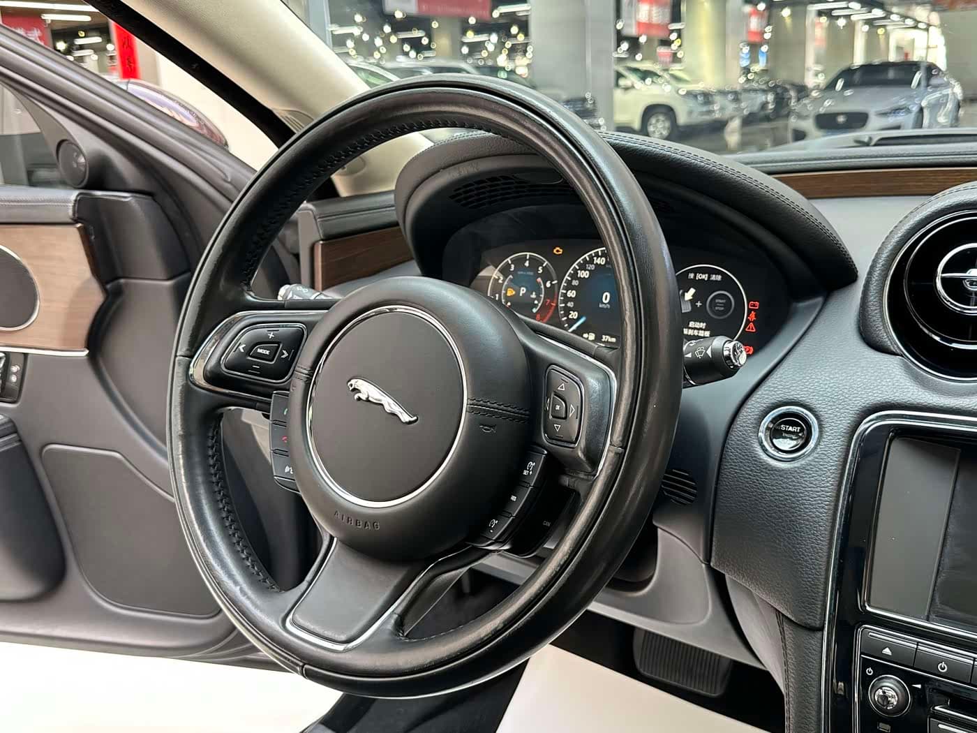 Jaguar XJ 2018 — Фото 13/20