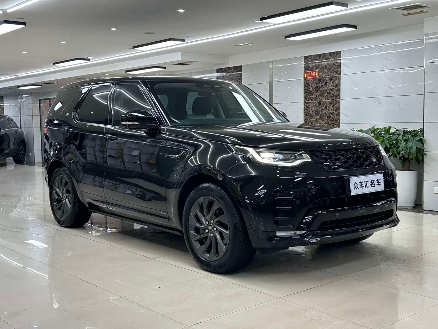 Land Rover Discovery 2022 — Фото 3/20