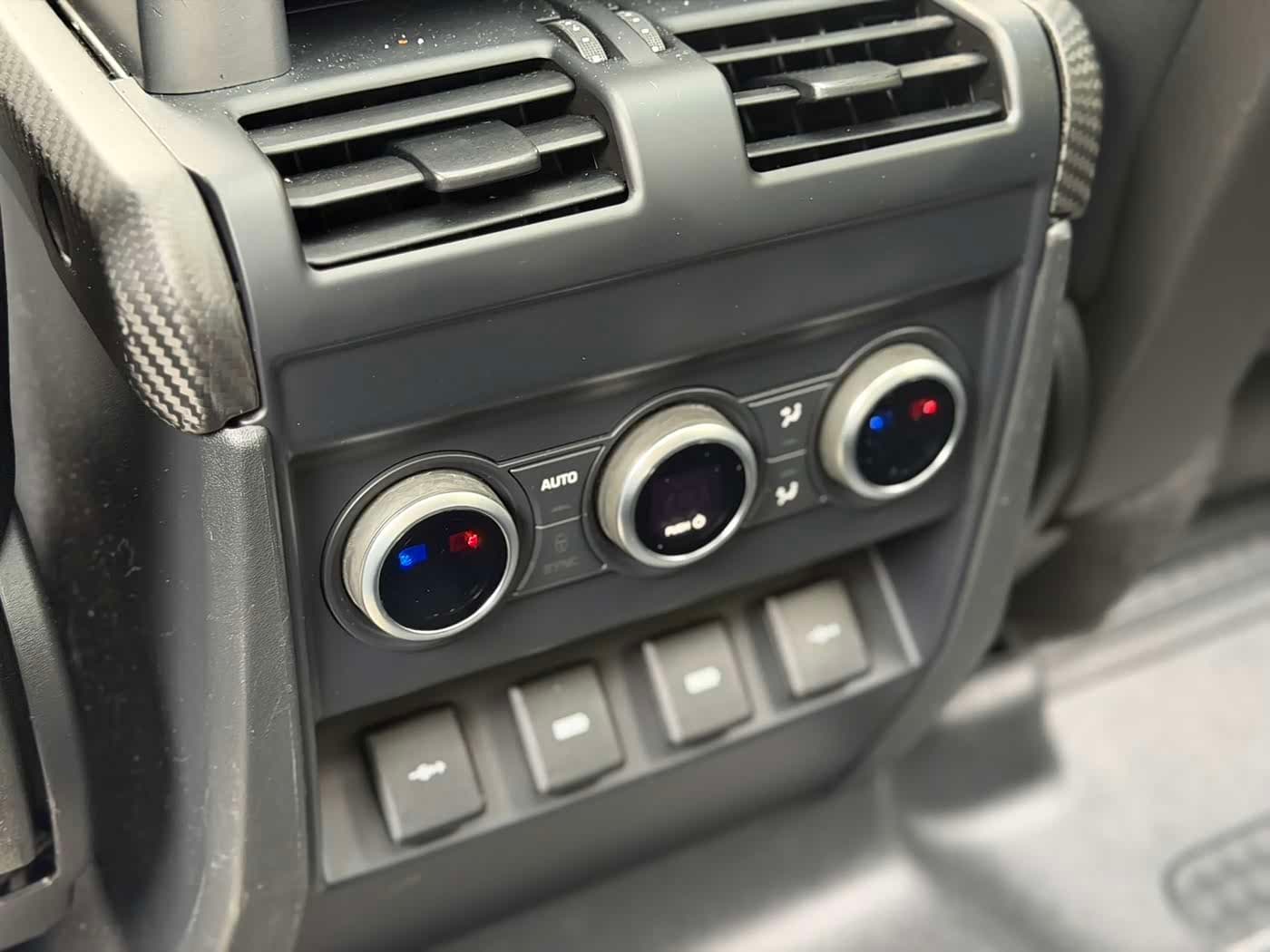 Land Rover Defender 2020 — Фото 12/19