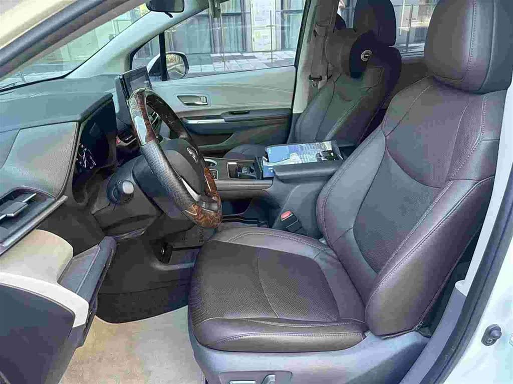 Toyota Sienna 2022 — Фото 5/9